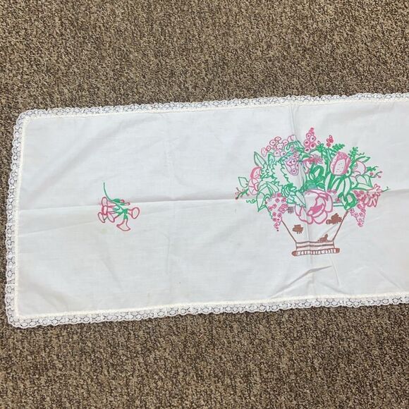 Vintage Floral Painting Table Runner Size 40”x40” - Picture 3 of 16